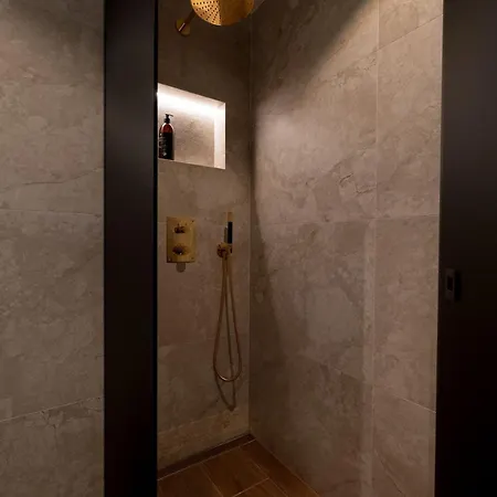 Charming 4-bed In Center Appartement *