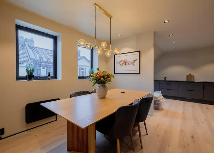 Daire Charming 4-bed In Center